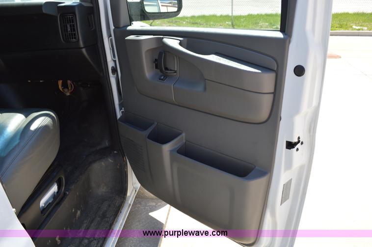 image for item I4573 2009 Chevrolet Express 3500 Extended van