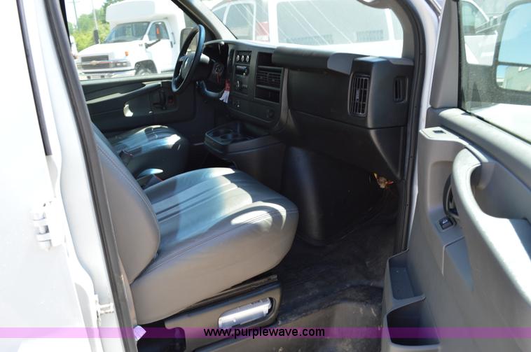 image for item I4573 2009 Chevrolet Express 3500 Extended van