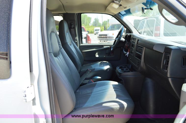 image for item I4573 2009 Chevrolet Express 3500 Extended van