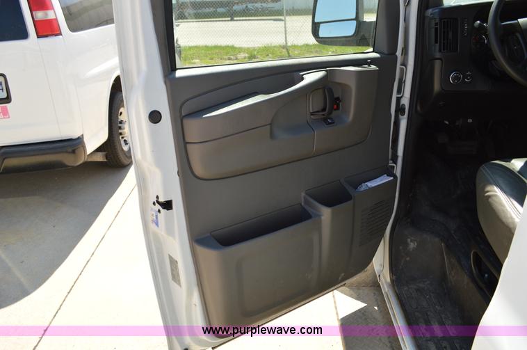 image for item I4573 2009 Chevrolet Express 3500 Extended van