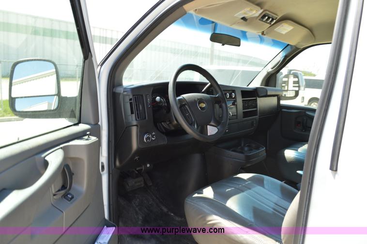 image for item I4573 2009 Chevrolet Express 3500 Extended van