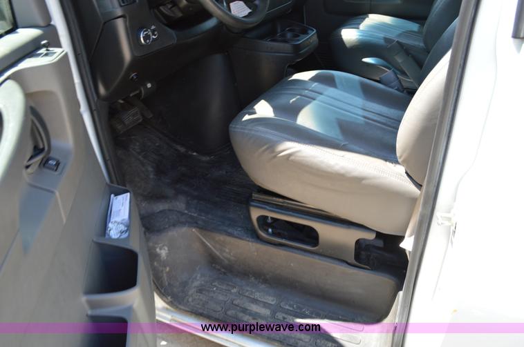 image for item I4573 2009 Chevrolet Express 3500 Extended van