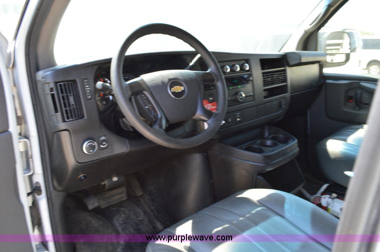 image for item I4573 2009 Chevrolet Express 3500 Extended van