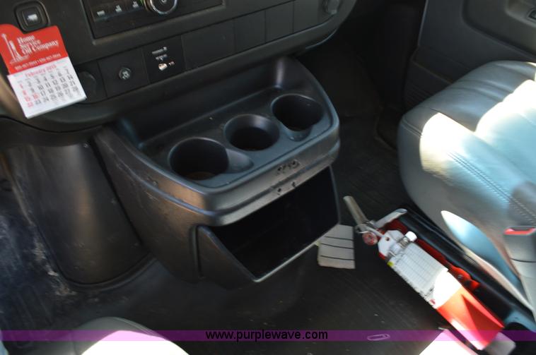 image for item I4573 2009 Chevrolet Express 3500 Extended van