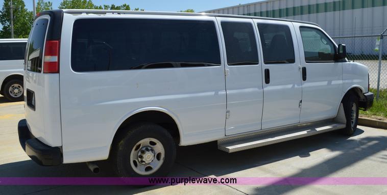 image for item I4574 2009 Chevrolet Express 3500 Extended van