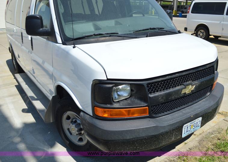 image for item I4574 2009 Chevrolet Express 3500 Extended van