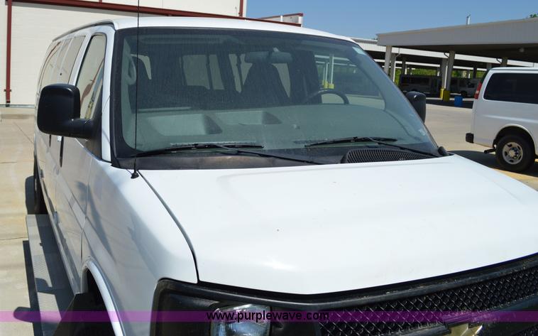 image for item I4574 2009 Chevrolet Express 3500 Extended van