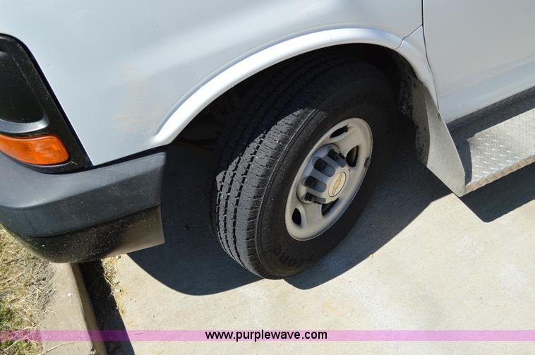 image for item I4574 2009 Chevrolet Express 3500 Extended van