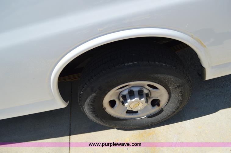 image for item I4574 2009 Chevrolet Express 3500 Extended van
