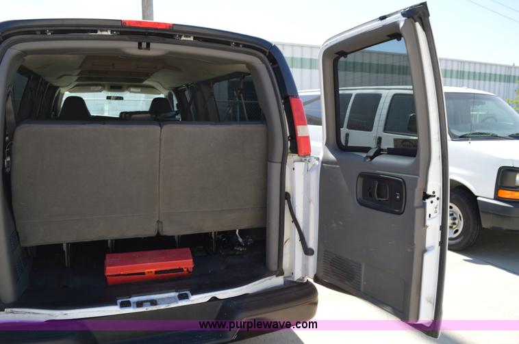 image for item I4574 2009 Chevrolet Express 3500 Extended van
