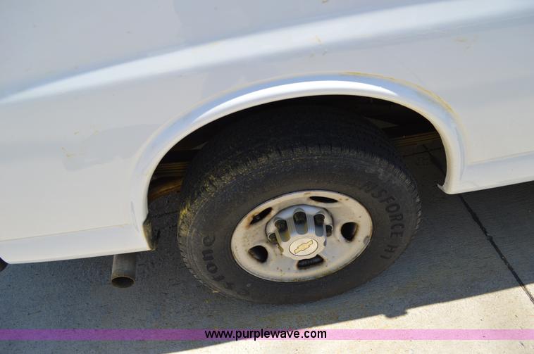 image for item I4574 2009 Chevrolet Express 3500 Extended van