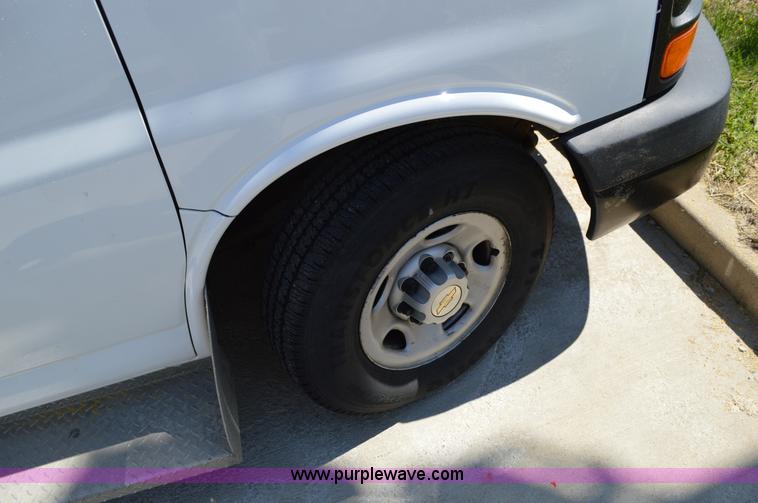 image for item I4574 2009 Chevrolet Express 3500 Extended van