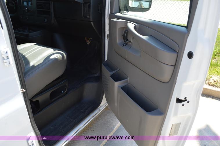 image for item I4574 2009 Chevrolet Express 3500 Extended van