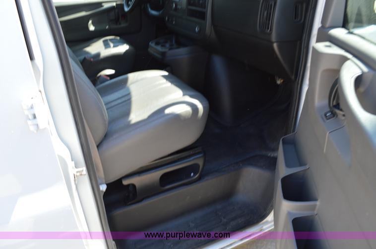 image for item I4574 2009 Chevrolet Express 3500 Extended van