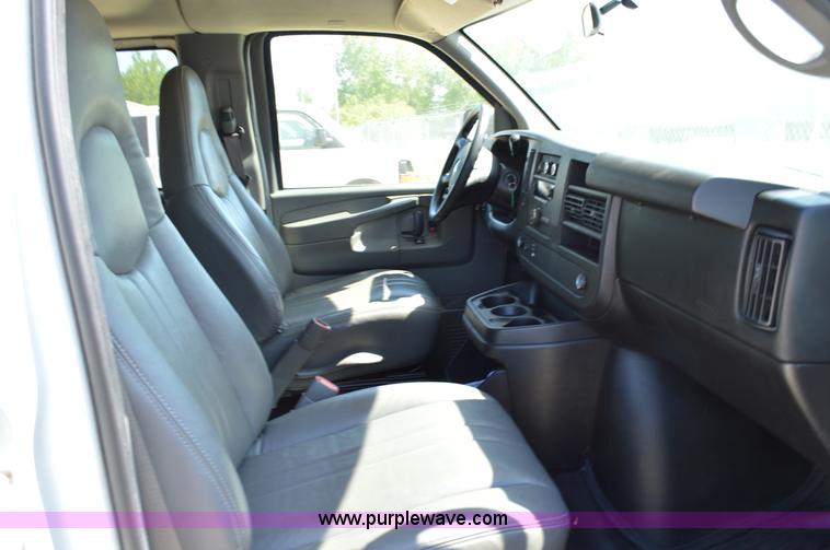 image for item I4574 2009 Chevrolet Express 3500 Extended van