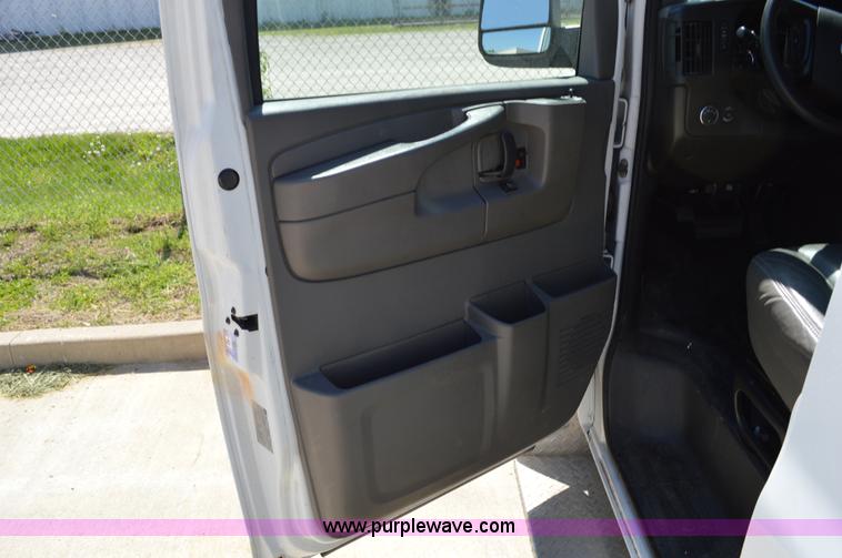 image for item I4574 2009 Chevrolet Express 3500 Extended van