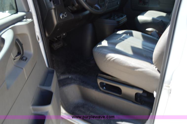 image for item I4574 2009 Chevrolet Express 3500 Extended van