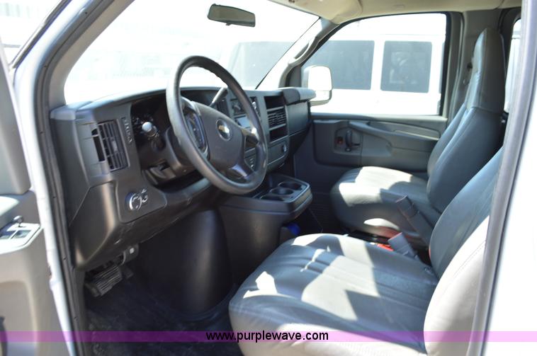 image for item I4574 2009 Chevrolet Express 3500 Extended van