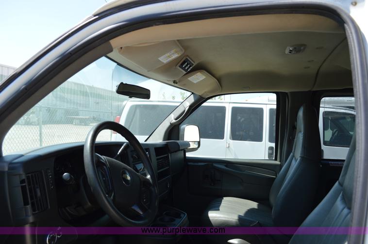 image for item I4574 2009 Chevrolet Express 3500 Extended van