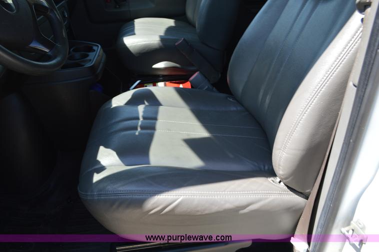 image for item I4574 2009 Chevrolet Express 3500 Extended van