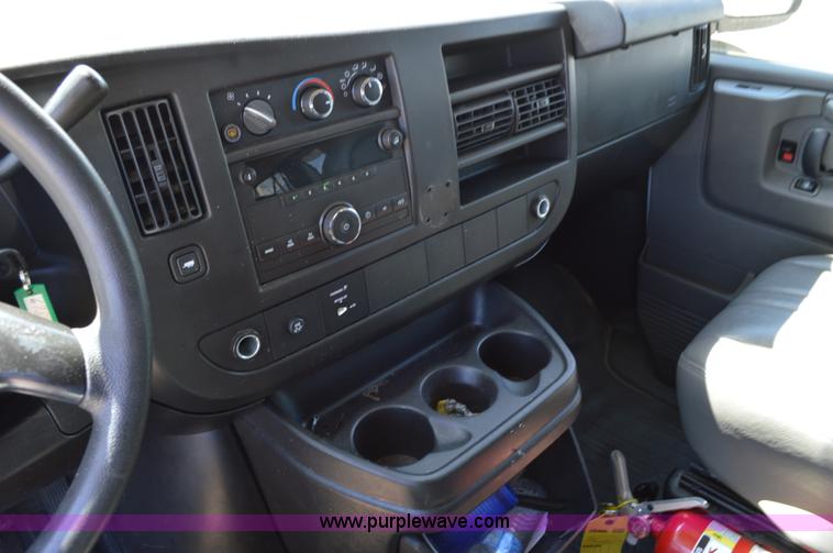 image for item I4574 2009 Chevrolet Express 3500 Extended van