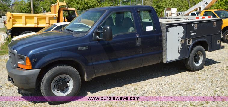 image for item I4578 2001 Ford F250 utility pickup truck