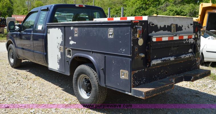 image for item I4578 2001 Ford F250 utility pickup truck