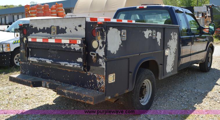 image for item I4578 2001 Ford F250 utility pickup truck