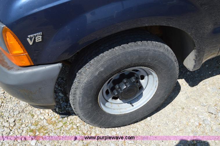 image for item I4578 2001 Ford F250 utility pickup truck