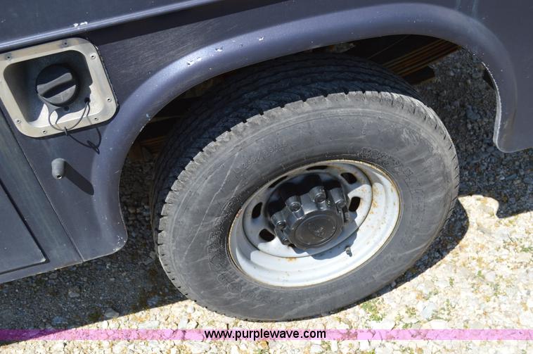 image for item I4578 2001 Ford F250 utility pickup truck