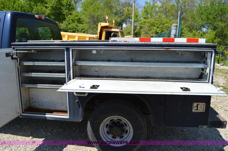 image for item I4578 2001 Ford F250 utility pickup truck