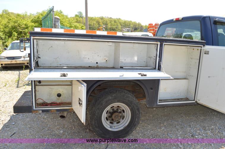 image for item I4578 2001 Ford F250 utility pickup truck
