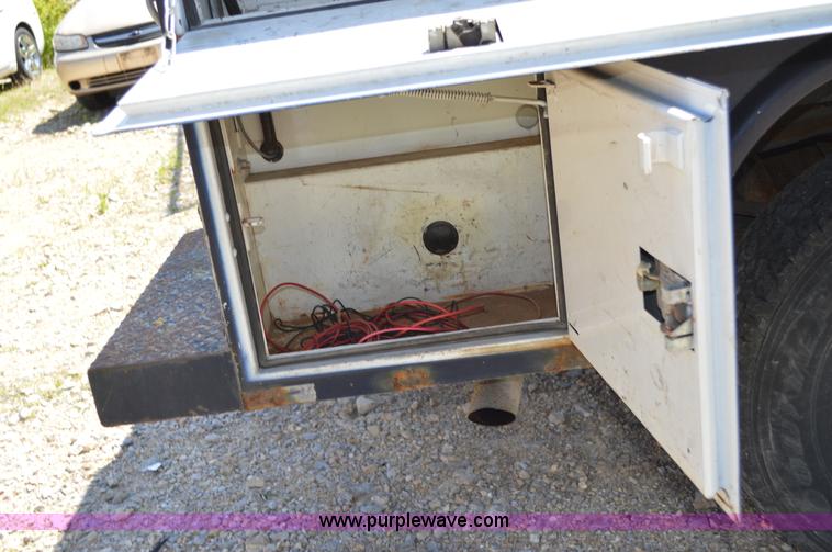 image for item I4578 2001 Ford F250 utility pickup truck