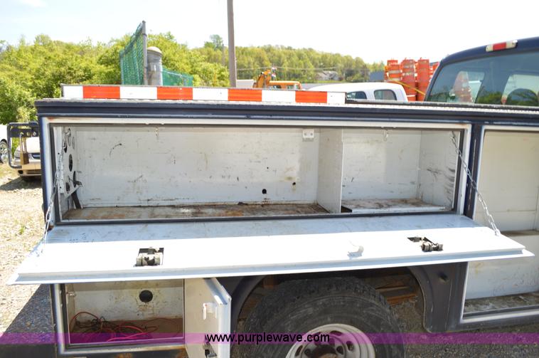 image for item I4578 2001 Ford F250 utility pickup truck