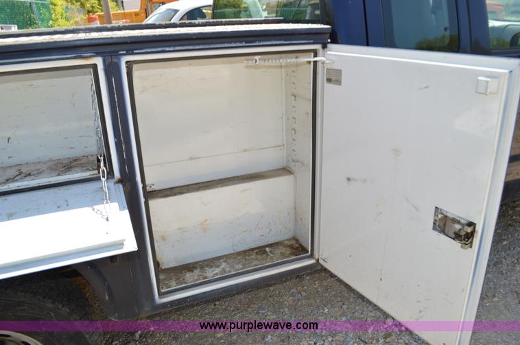 image for item I4578 2001 Ford F250 utility pickup truck