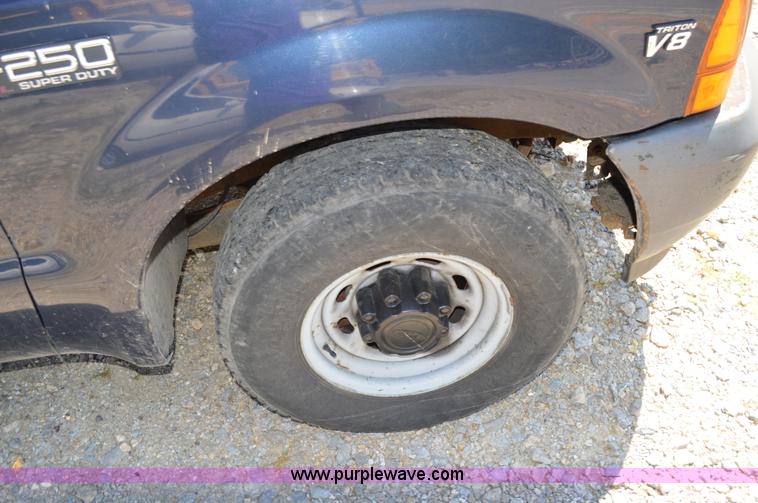 image for item I4578 2001 Ford F250 utility pickup truck