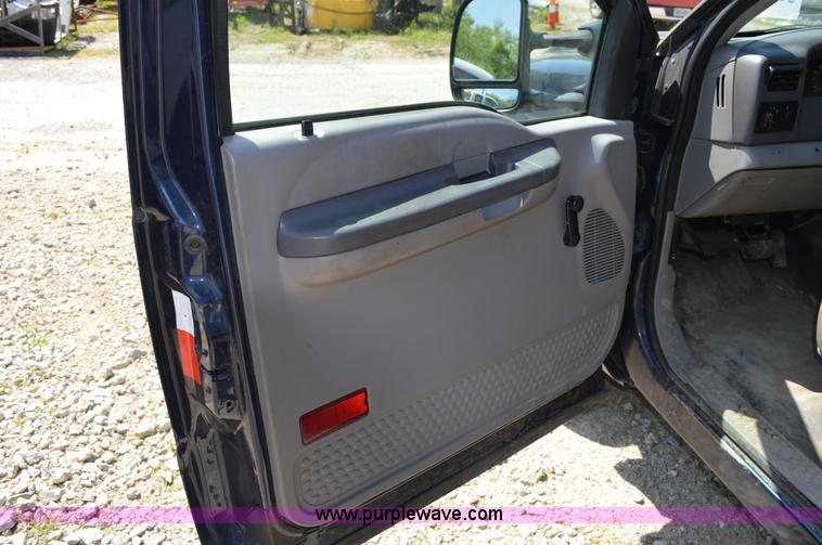 image for item I4578 2001 Ford F250 utility pickup truck