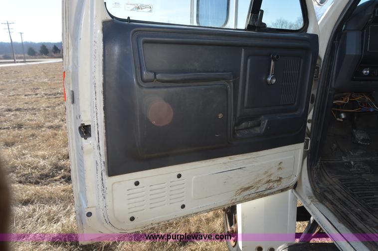 image for item I6856 1989 Ford F600 bucket truck