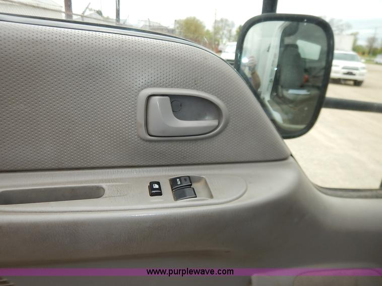 image for item J3963 2006 Ford LCF box truck