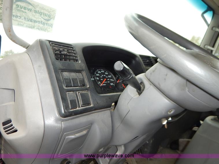 image for item J3963 2006 Ford LCF box truck