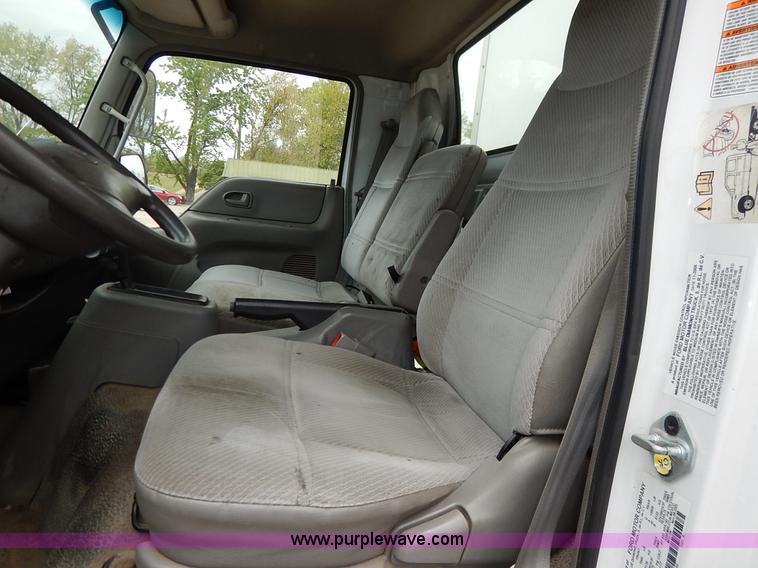 image for item J3963 2006 Ford LCF box truck