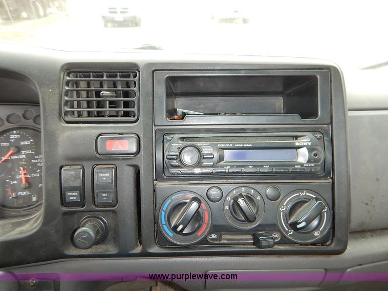 image for item J3963 2006 Ford LCF box truck