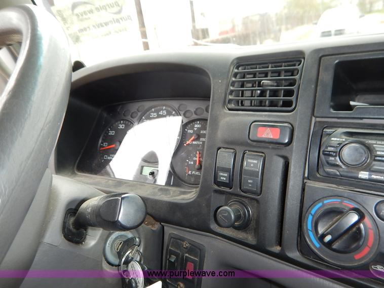 image for item J3963 2006 Ford LCF box truck