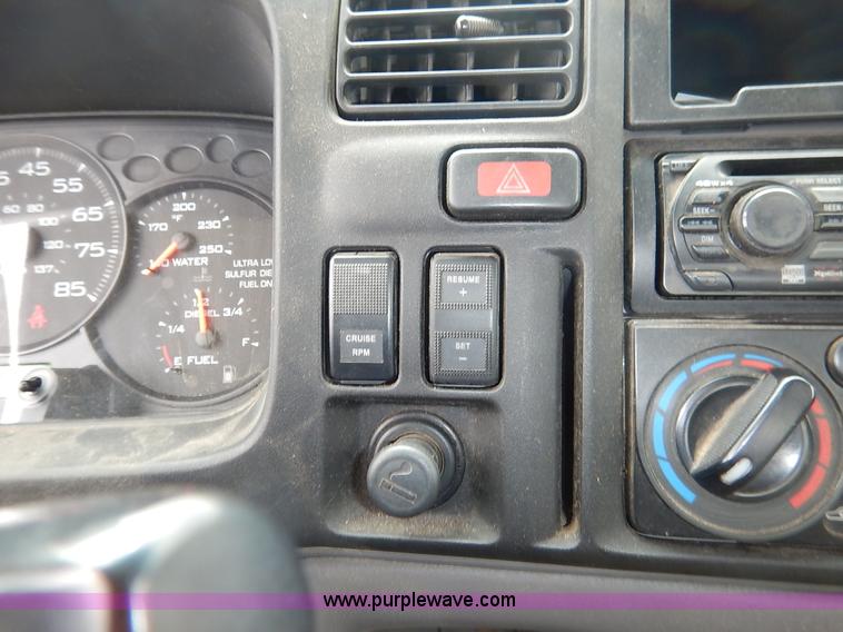 image for item J3963 2006 Ford LCF box truck