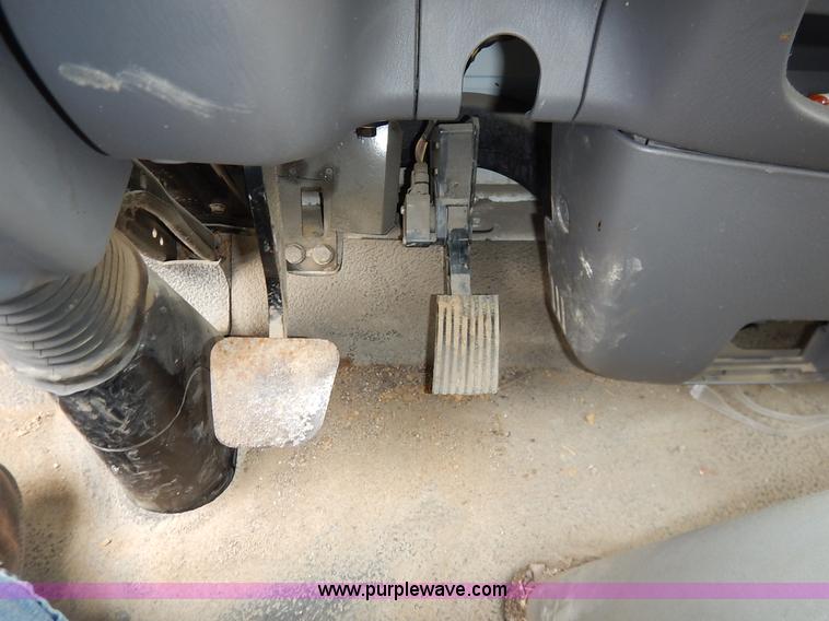 image for item J3963 2006 Ford LCF box truck