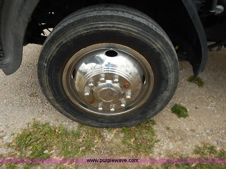 image for item J3963 2006 Ford LCF box truck