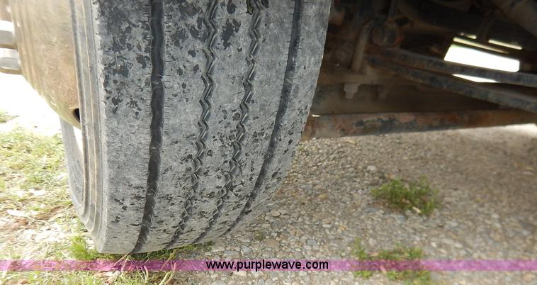 image for item J3963 2006 Ford LCF box truck