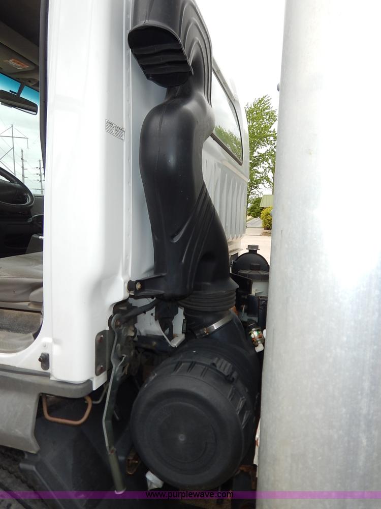 image for item J3963 2006 Ford LCF box truck