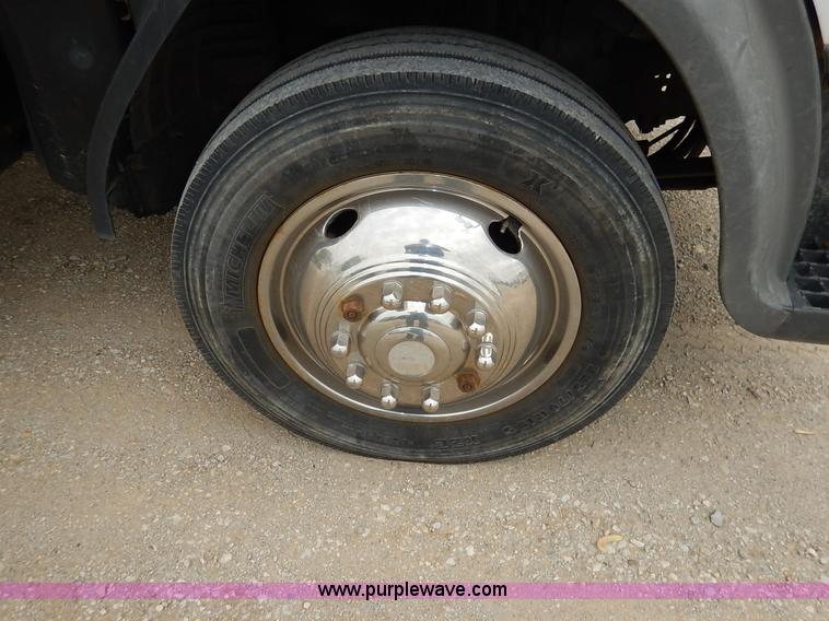 image for item J3963 2006 Ford LCF box truck