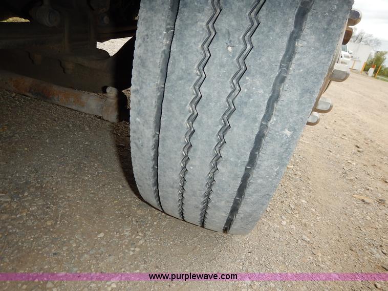 image for item J3963 2006 Ford LCF box truck